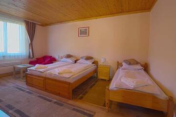 Фото номера Трехместный номер Гостевой дом Guest House Edelweiss г. Говедарци 4