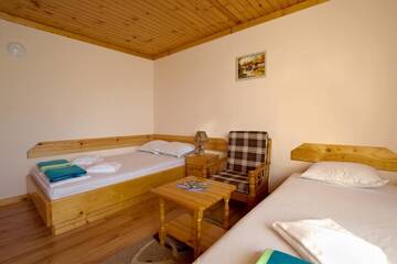 Фото номера Трехместный номер Гостевой дом Guest House Edelweiss г. Говедарци 6