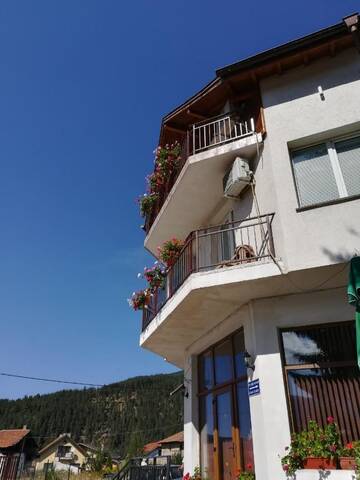 Фото номера Полулюкс с балконом Гостевой дом Guest House Edelweiss г. Говедарци 2